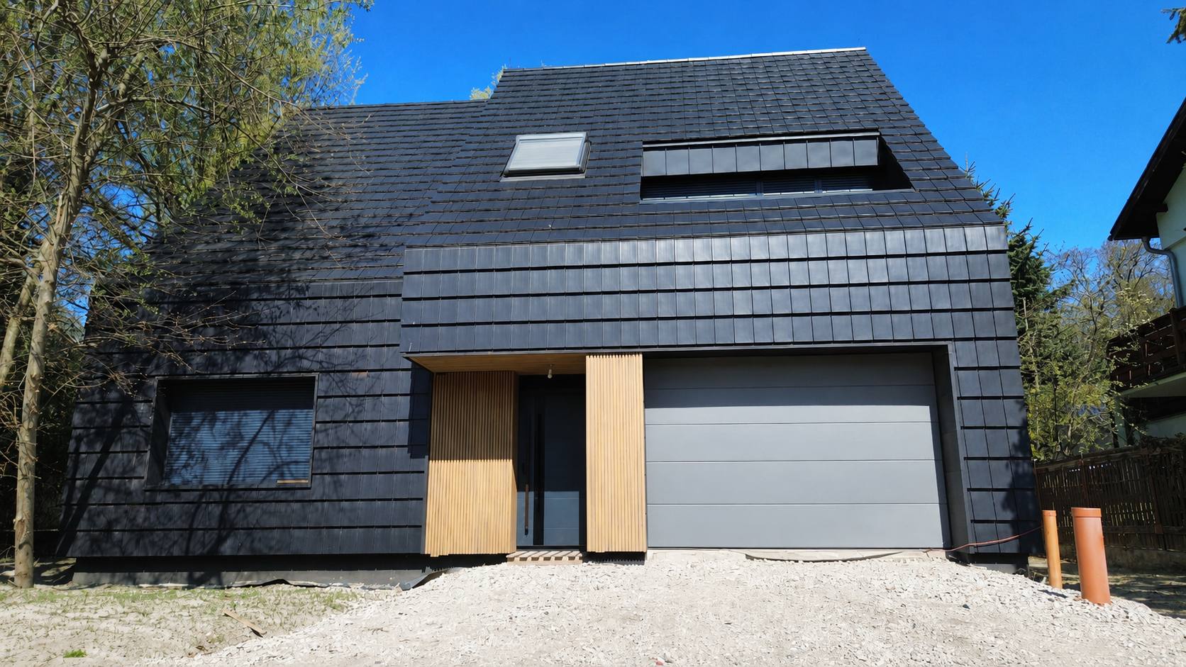 Nowoczesny dom jednorodzinny w ciemnej ceramice — realizacja Tulio w Kiekrzu