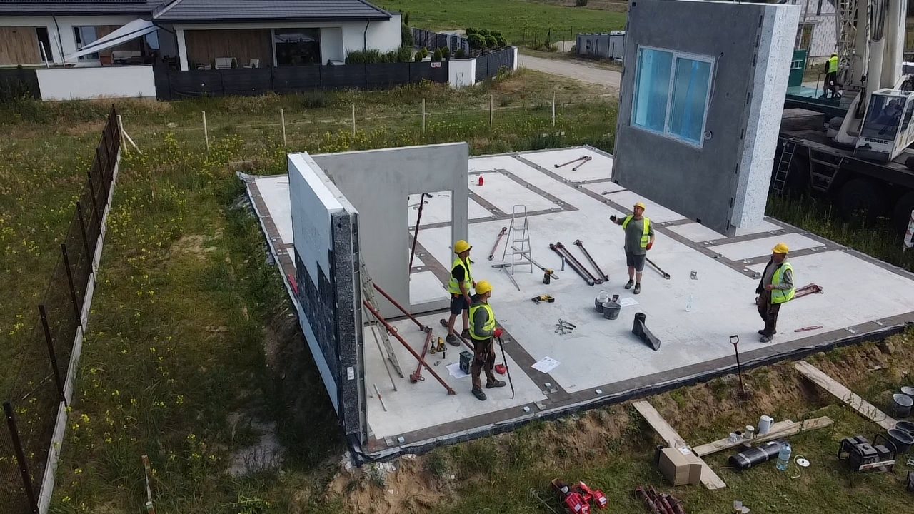 Montaż pierwszych prefabrykowanych ścian na płycie fundamentowej — realizacja Tulio