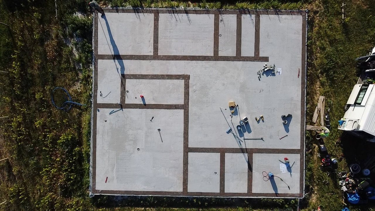 Płyta fundamentowa z góry z rozrysowanym układem pomieszczeń — realizacja Tulio